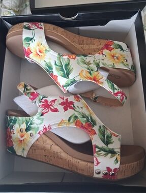Corky's Carley Sandals White Floral Size 9 NWT Box Included